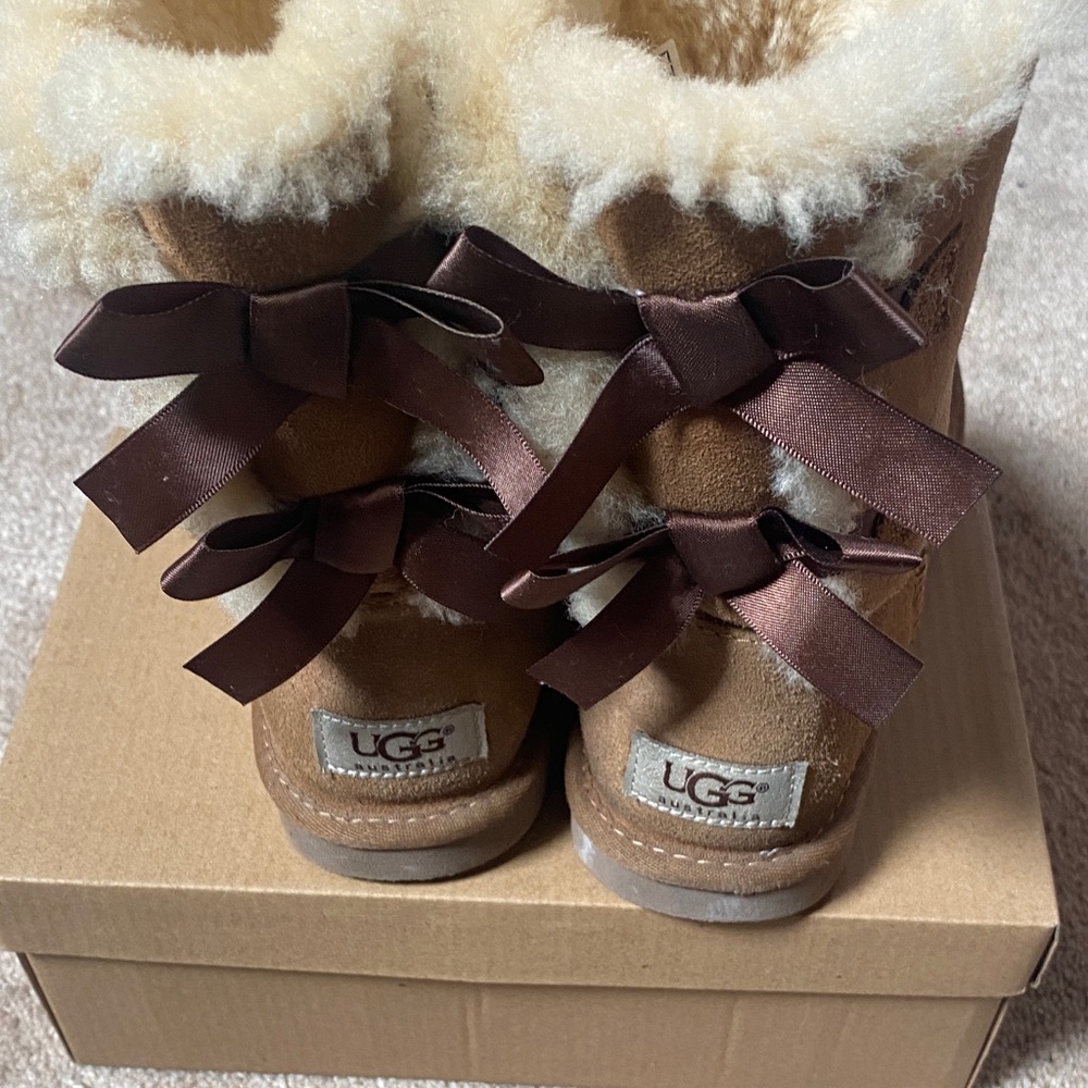 UGG Australia Chesnut Bailey Short Boots with Ribbon Accents